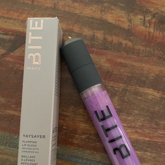 BITE BEAUTY Yaysayer Plumping Lip Gloss LAVENDER COOKIE - Picture 2 of 6